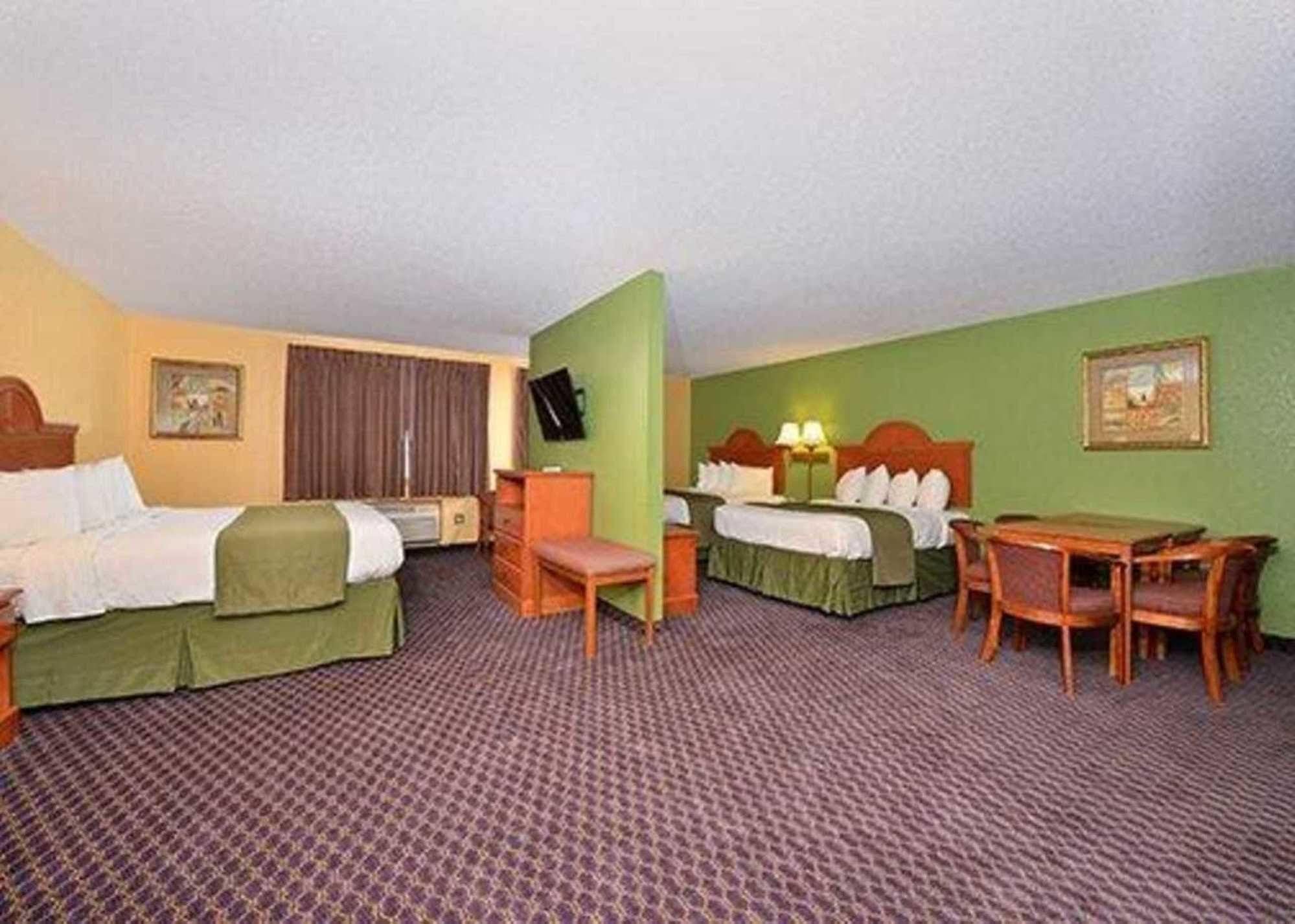 Quality Inn & Suites Grinnell Near University Buitenkant foto