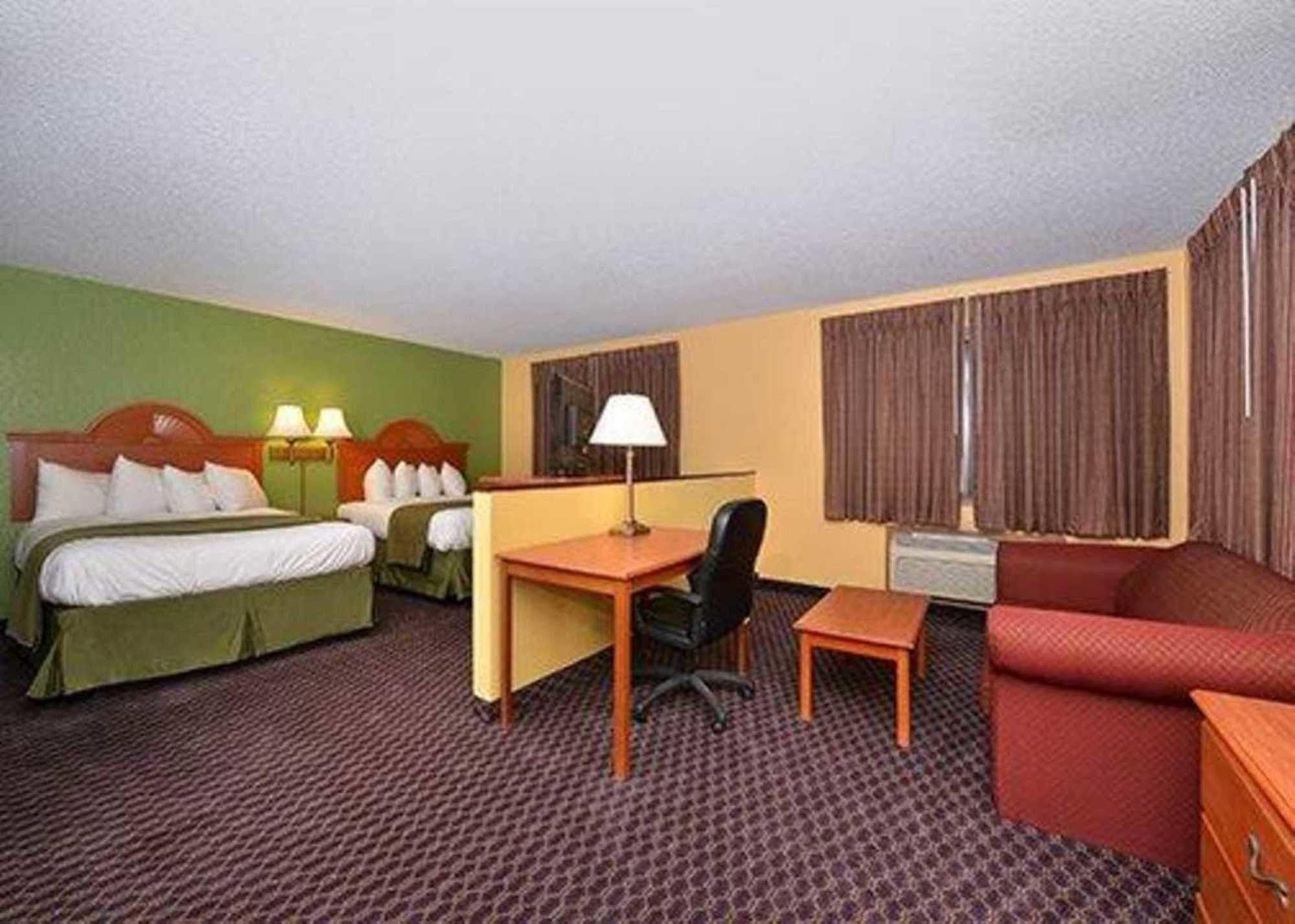 Quality Inn & Suites Grinnell Near University Buitenkant foto